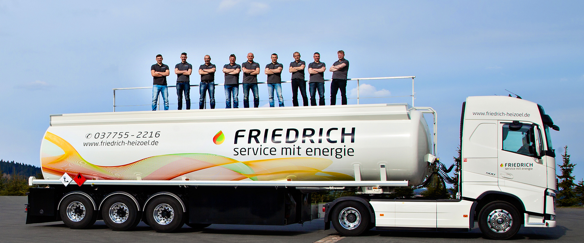 Wo wir sind ist oben: Das Friedrich Energie Team auf dem Tankzug ...